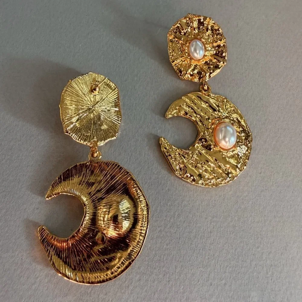 Gold Textured Earrings with Pearls M620